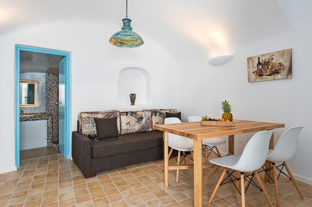 אימרוביגלי Ananda Suites חדר תמונה