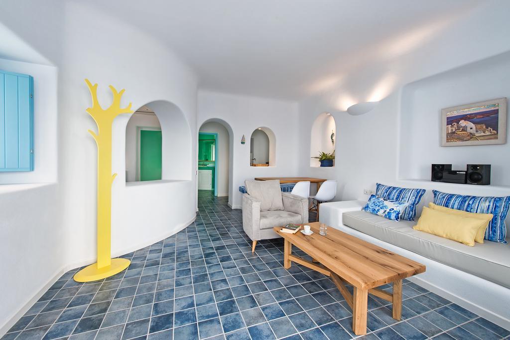 אימרוביגלי Ananda Suites חדר תמונה