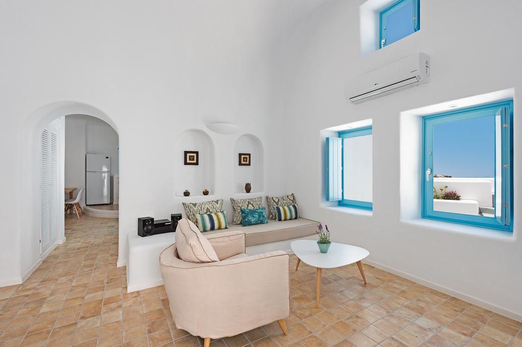 אימרוביגלי Ananda Suites חדר תמונה