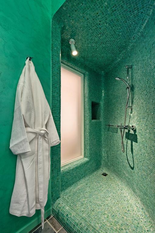אימרוביגלי Ananda Suites חדר תמונה