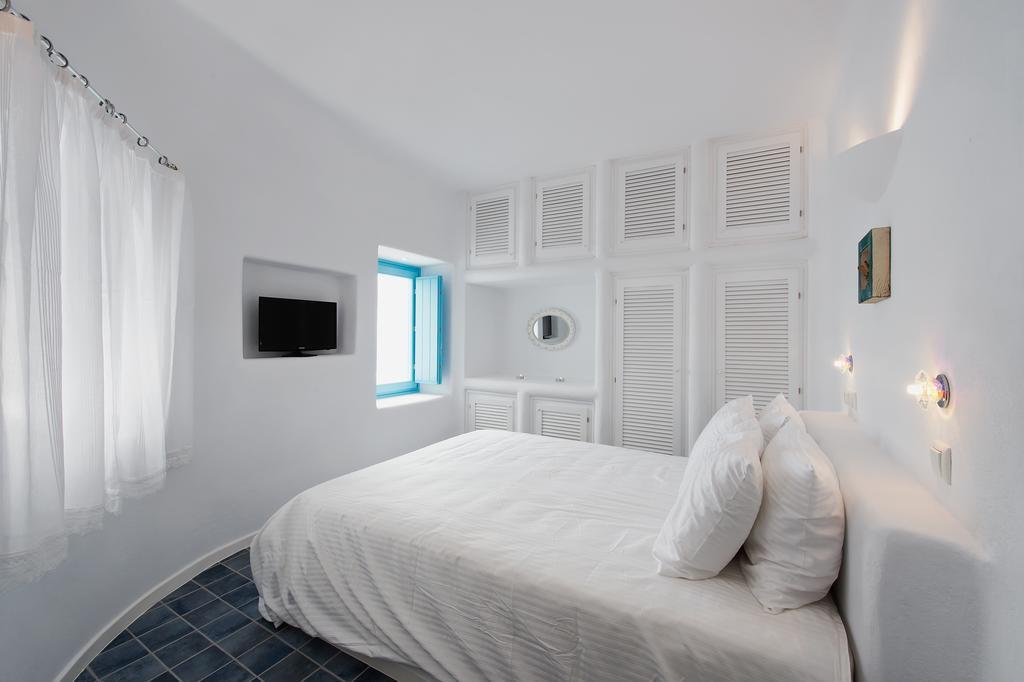 אימרוביגלי Ananda Suites חדר תמונה